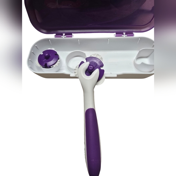 🥳 3/$30 Wilton Detail Fondant Embosser Set - Picture 7 of 8